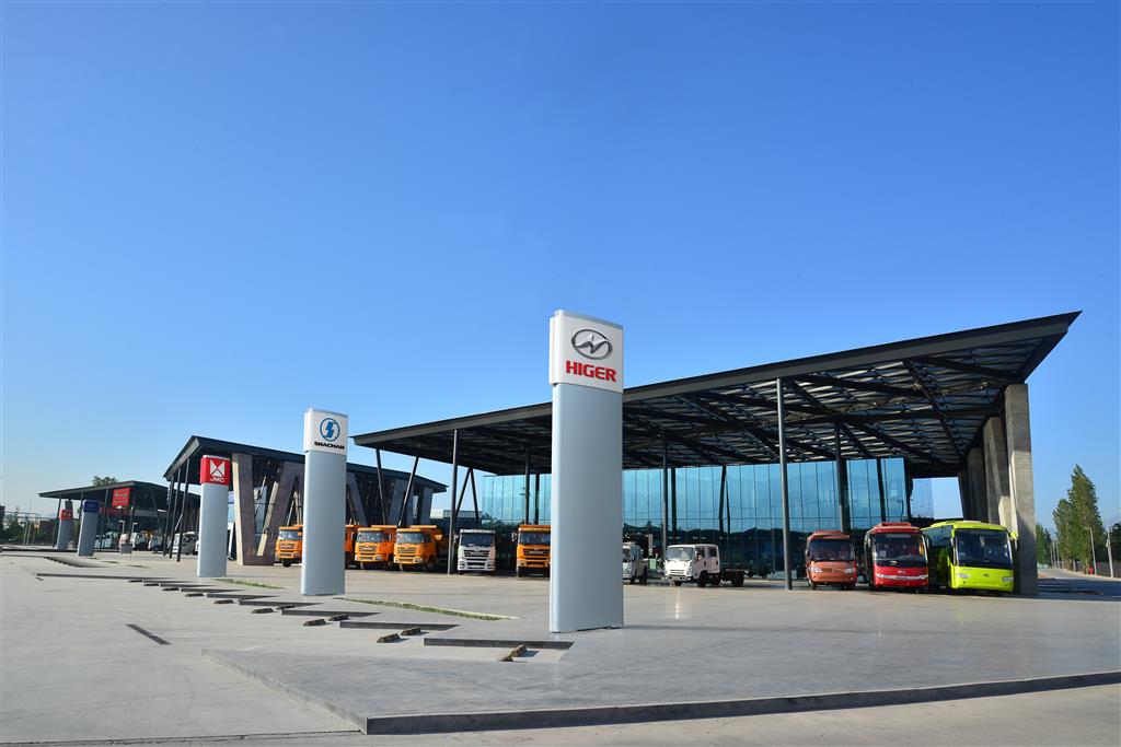 Indumotora inaugura la mayor y más moderna planta de camiones y ... Imágenes salas modernas con leed