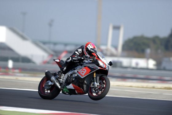 Aprilia RSV4 RF (1)-001