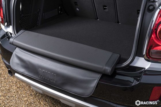 Bajo el concepto “Add Stories” o “CreaHistorias”, el MINI Countryman es el único vehículo en el mundo que ofrece dos asientos exteriores adicionales, gracias al Picnic Bench, que permite apreciar atardeceres, lagos y pastizales desde el maletero, sin dañar o ensuciar las molduras.