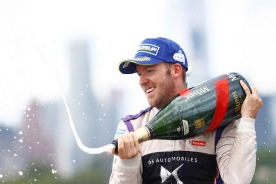 Sam Bird celebra su triunfo (Imagen: Alastair Staley/LAT/Formula E)