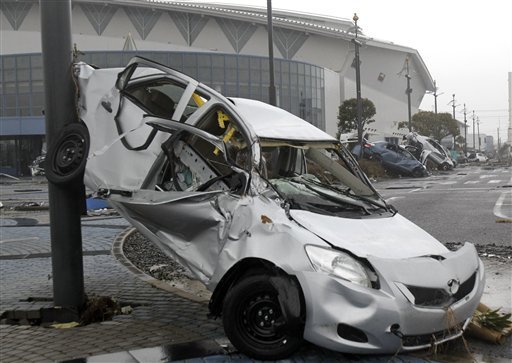 Impresionante vídeo: Conductor es sorprendido por el tsunami en Japón, ¡a bordo de su auto!