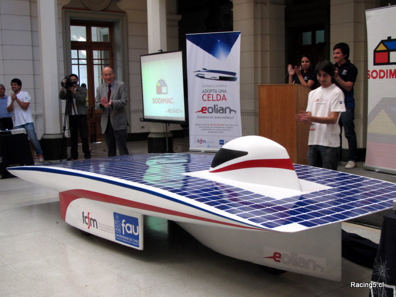 Estudiantes de la Universidad de Chile presentan Eolian 2, prototipo solar que competirá en carreras en Atacama y Australia