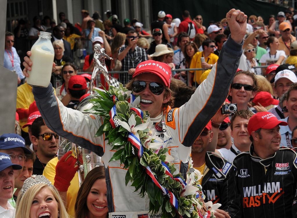 Dan Wheldon gana las 500 Millas de Indianapolis en impactante final