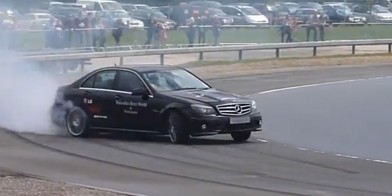Video: Mercedes Benz celebra 125 años de historia con el record para el drift más largo del mundo