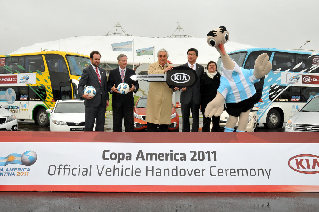 Business: Kia se pone con los autos oficiales para transportar a las estrellas de la Copa América 2011