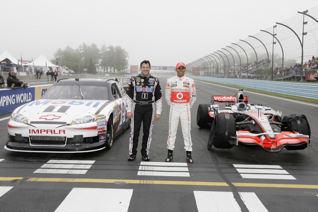 Lewis Hamilton y Tony Stewart intercambiaron autos en Watkins Glen