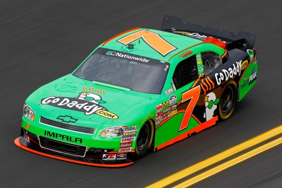 NASCAR スプリント カップ シリーズでは車が疾走します。 Chris Graythen/Getty Images for NASCAR