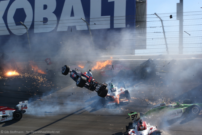 IndyCar: Accidente de 15 autos oscurece la final de campeonato, se desconoce gravedad del estado de Dan Wheldon involucrado en el choque