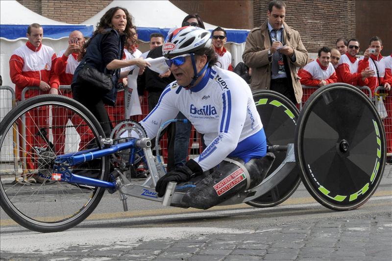 Grande: Alex Zanardi ganó la Maratón de Nueva York en la categoría de bicicletas «handbike»