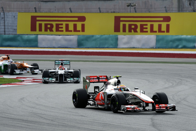 Novedades del Jueves en China: Lewis Hamilton penalizado, Lotus protesta alerón trasero de Mercedes