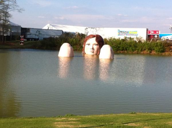 En el Barber Motorsports Park son unos loquillos: Instalan «estatua» de una mujer gigante bañándose en el lago