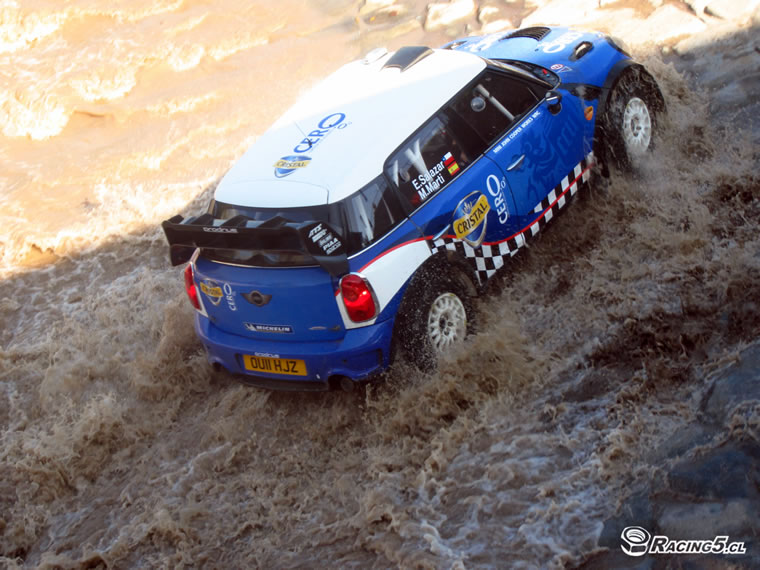 Un WRC rugió en Santiago: Imágenes de la exhibición de Eliseo Salazar en el Río Mapocho