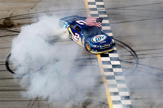 NASCAR: Brad Keselowski gana accidentada carrera en Talladega