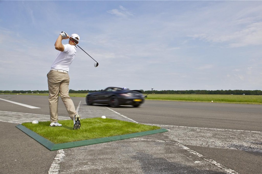 Locura: David Coulthard bate bizarro récord Guinness de golf con un Mercedes SLS AMG