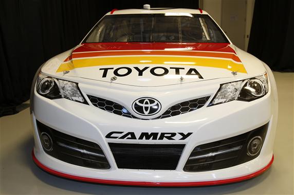 Toyota presenta su nuevo Camry para correr en NASCAR desde 2013