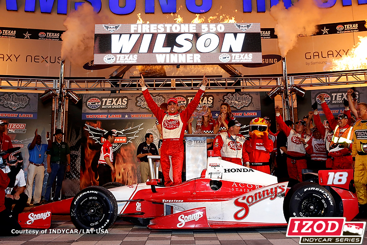 IndyCar: Justin Wilson gana una emocionante carrera en Texas Motor Speedway