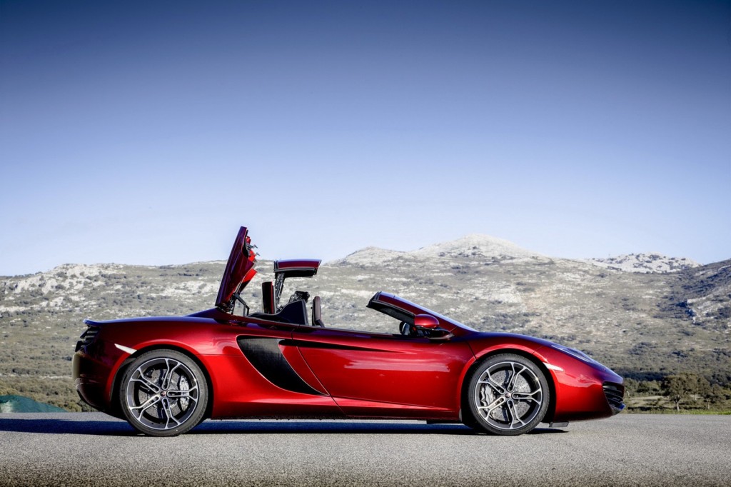 McLaren MP4-12C Spider: la chica matea se desnuda