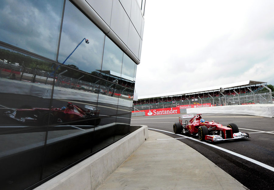 Fórmula 1: Espectacular pole position de Fernando Alonso bajo la lluvia en Silverstone