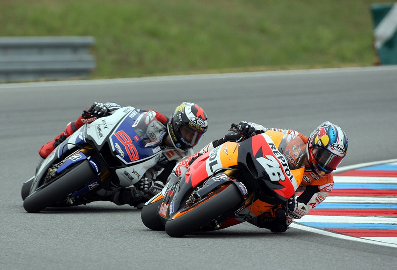 MotoGP: Dani Pedrosa gana la pelea sobre Jorge Lorenzo en la última vuelta en Brno