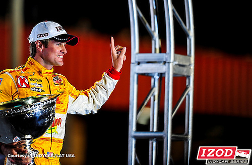 Ryan Hunter-Reay celebra su primer título de IndyCar. (Imagen: IndyCar / LAT)
