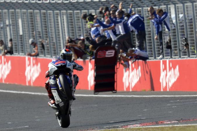 Hay campeón: Jorge Lorenzo aprovecha caída de Pedrosa para quedarse con el título del MotoGP. Stoner ganó en Australia