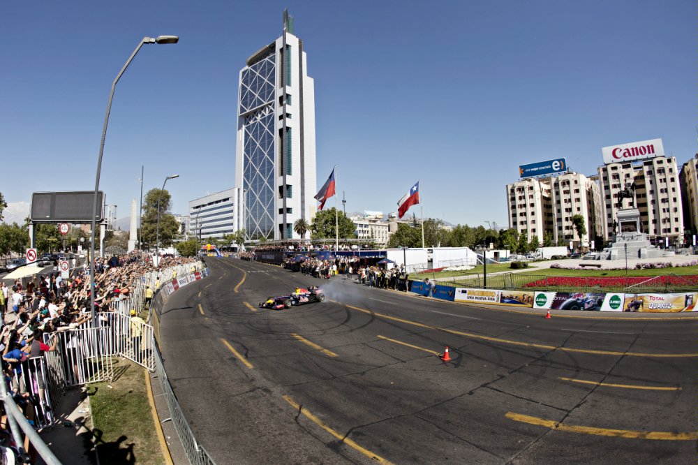 En imágenes: David Coulthard demostró el poder de un Fórmula 1 en el Red Bull Showrun Santiago