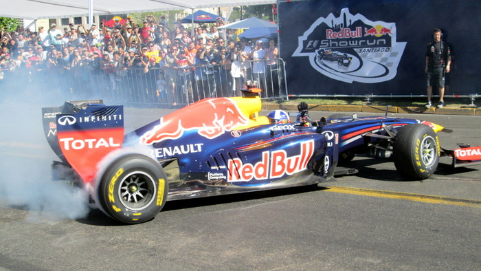 Red Bull Showrun Santiago: David Coulthard hizo rugir el RB7 en Providencia