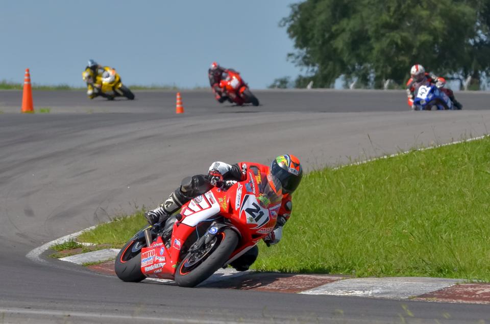 Vicente Leguina ganó en el SBK Mercosur y quedó segundo en el Latinoamericano. Las condiciones climáticas le jugaron una mala pasada al chileno que pudo llegar con doble título en un fin de semana. (Imagen: Prensa Vicente Leguina)