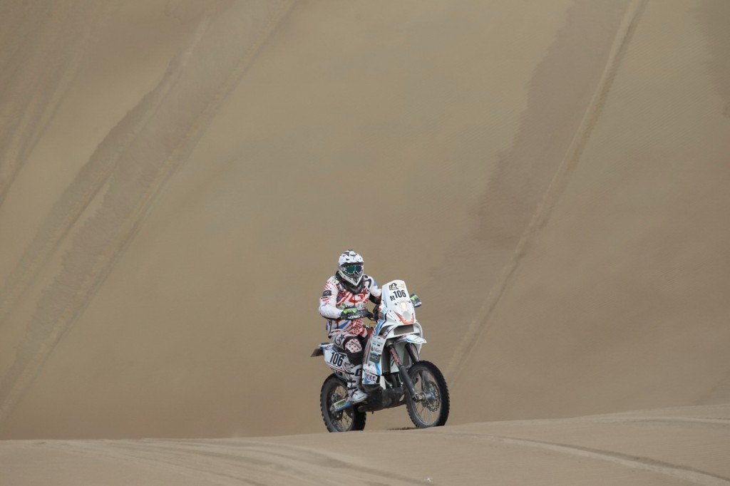 Flash Dakar: Fallece piloto Thomas Bourgin tras chocar con patrulla de Carabineros