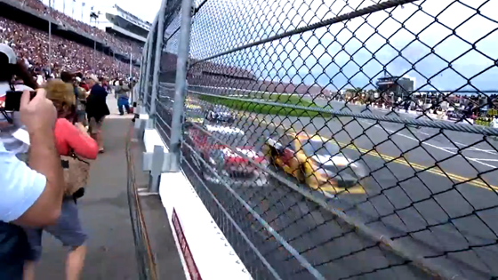 Video: La velocidad de la NASCAR a un costado de la pista