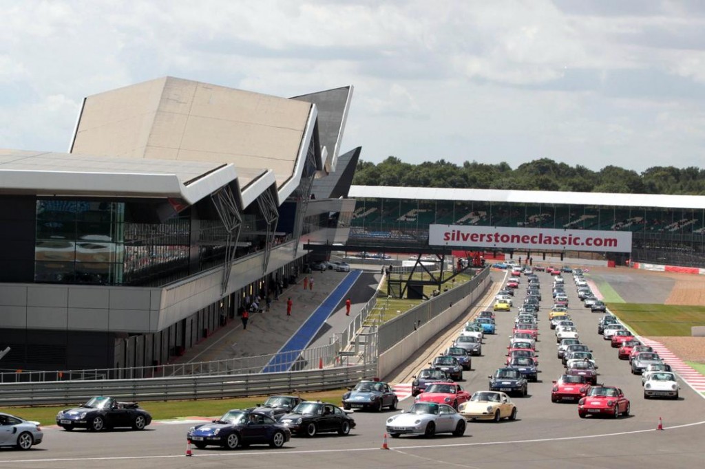 Curiosidades R5: ¡1208 Porsche 911 giraron juntos en Silverstone!
