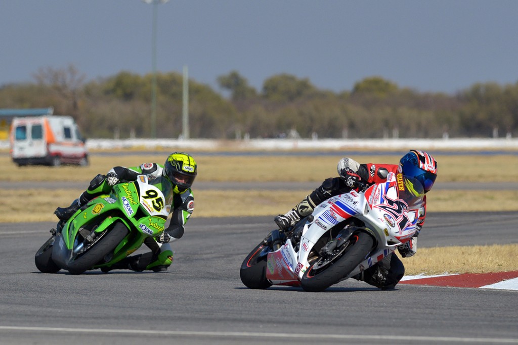 Vicente Leguina toma el liderato del Superbike argentino gracias a heróico cierre de carrera
