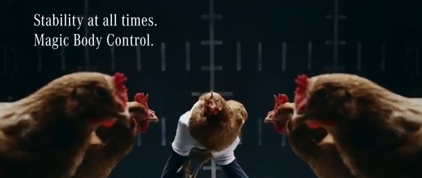 Mercedes Benz te explica con gallinas como funciona el Magic Body Control