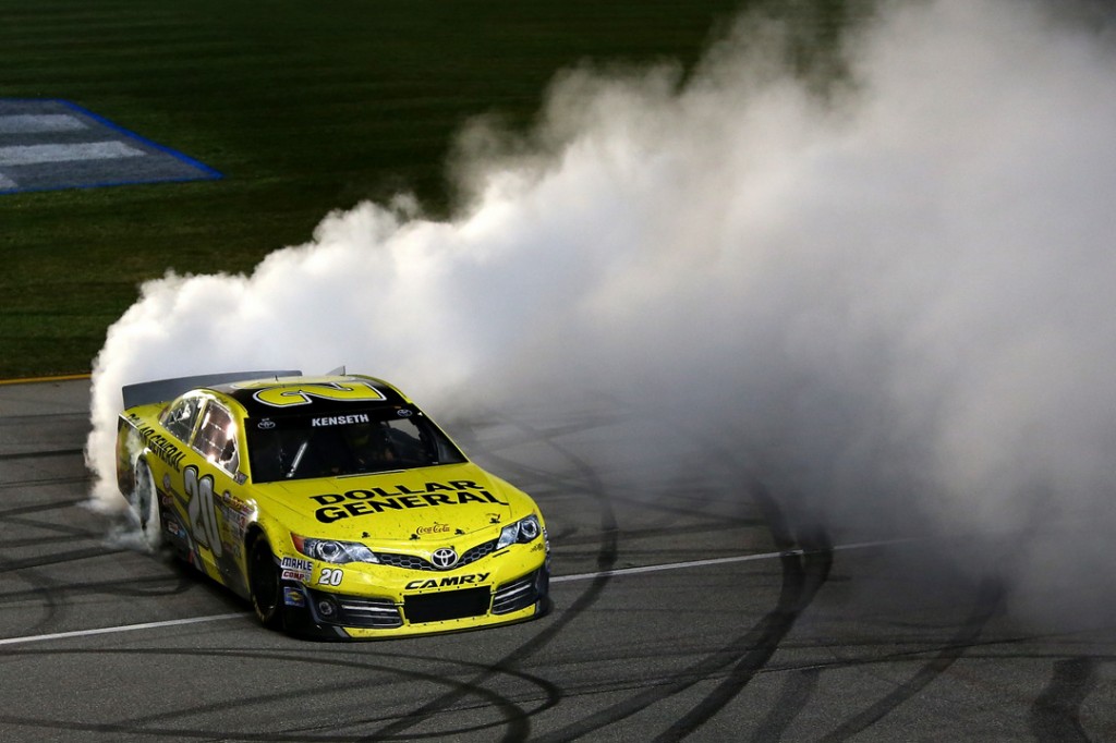 Matt Kenseth ratifica su cartel de favorito en NASCAR, gana la primera carrera del Chase