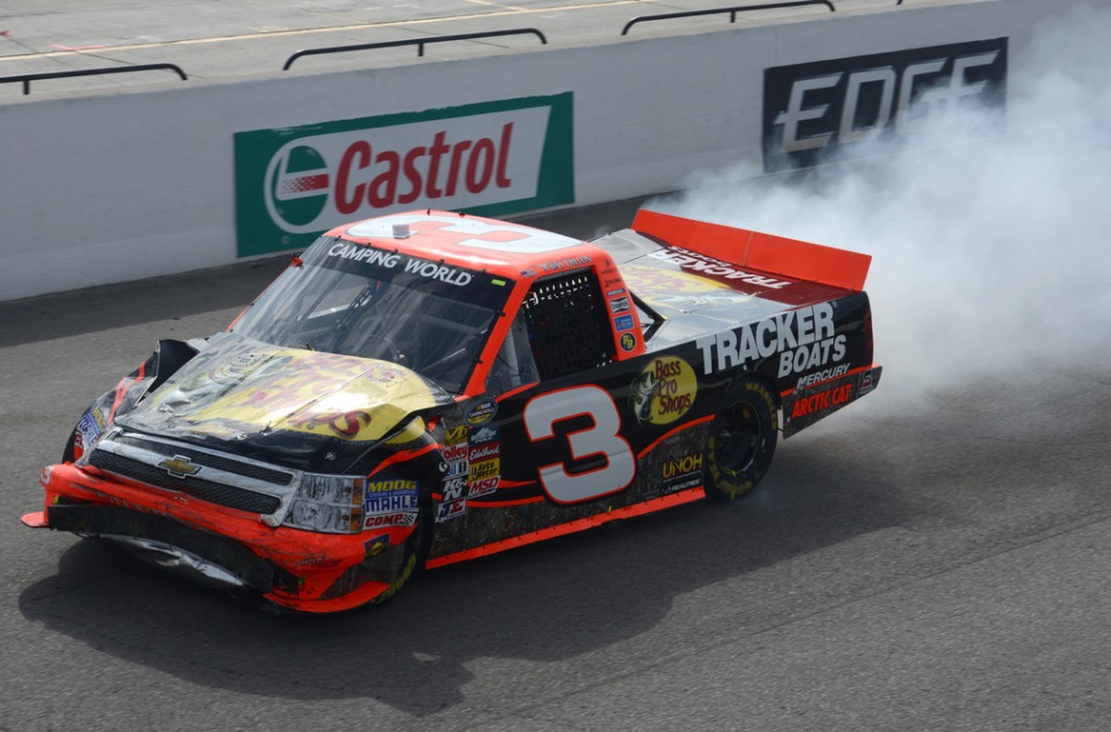Sólo en NASCAR: Imperdible final y cachetadas en la carrera de Truck Series en Mosport