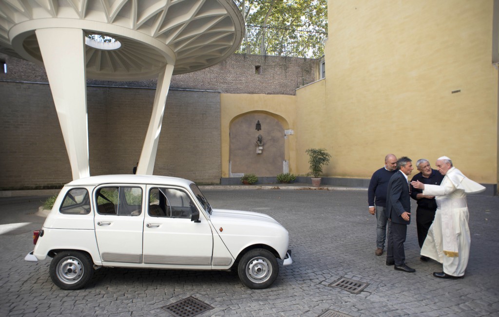 El Papa Francisco es Hipster: el nuevo papamóvil será un humilde Renoleta