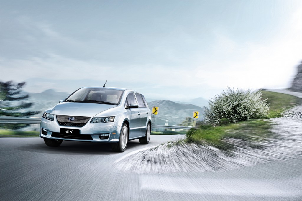 BYD entrega flota de taxis e6 100% eléctricos en Colombia