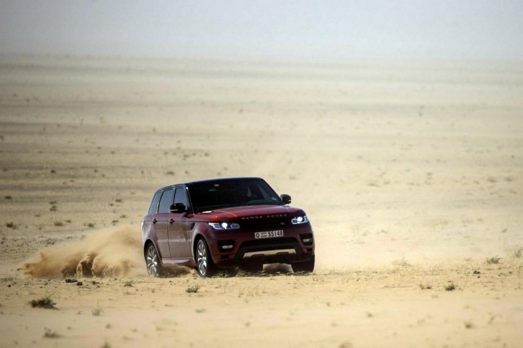 Land Rover cruza el Rub al Jali, el desierto de arena más grande del mundo a 81 kilómetros por hora de promedio