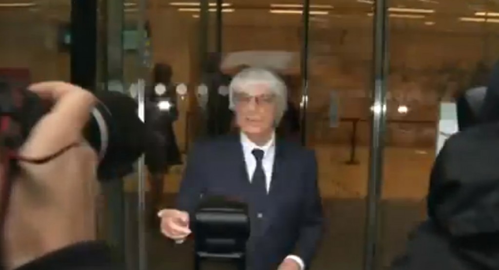 ¡Fail! Tío Bernie tiene problemas con las puertas giratorias