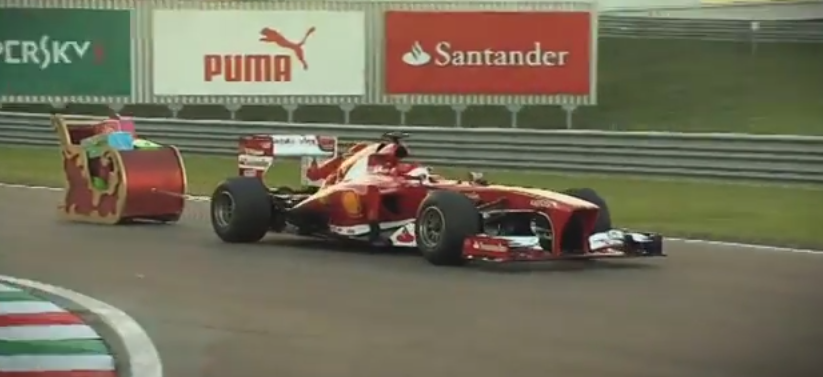 Ferrari celebra la navidad entregándole al Viejo Pascuero, un Formula Uno para sus entregas