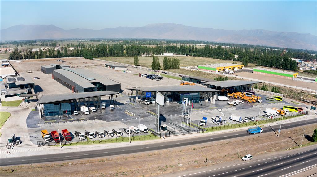 Indumotora inaugura la mayor y más moderna planta de camiones y buses de Chile