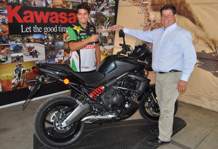 «Pato» Cabrera recibe una Kawasaki Versys 650 por terminar con éxito el Dakar 2014