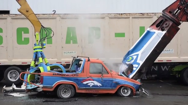 Fans de los Seattle Seahawks destruyen un Ford Bronco por sus rivales en el Super Bowl