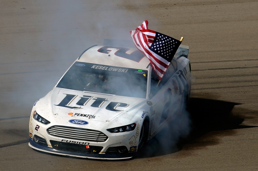 NASCAR, Brad Keselowski gana en emocionante final en Las Vegas