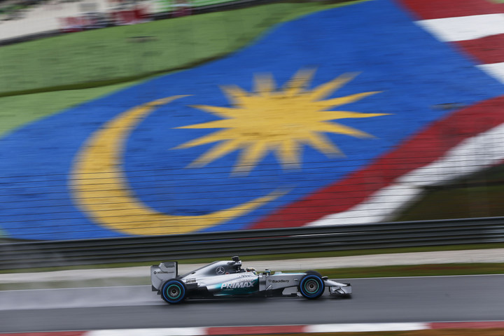 La lluvia no detuvo a Lewis Hamilton en la clasificación de la Fórmula 1 en Malasia