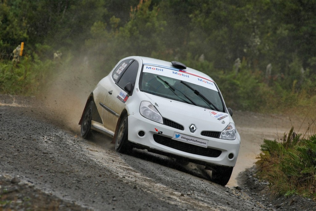 Ingo Hofmann lidera en Puerto Montt tras lluviosa primera jornada de RallyMobil