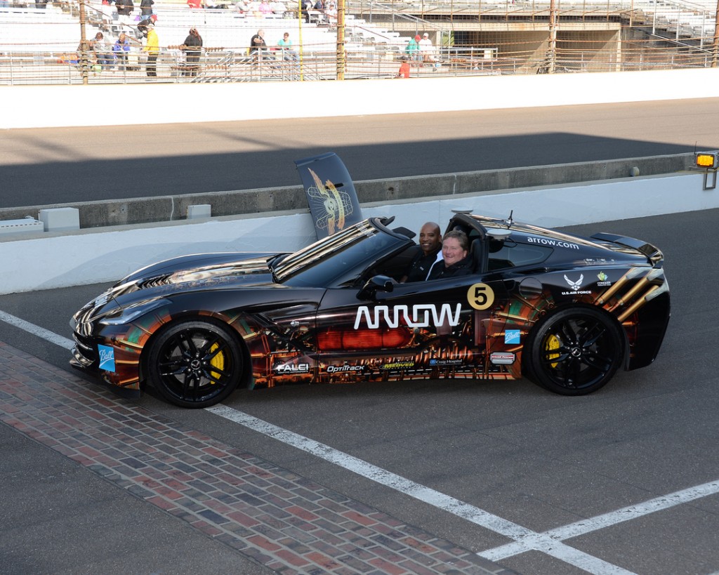 Ex-piloto paralítico, Sam Schmidt, manejó un Corvette con movimientos de su cabeza en Indianapolis