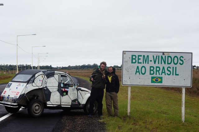 Franceses que recorren América en Citroneta, llegan finalmente a Brasil