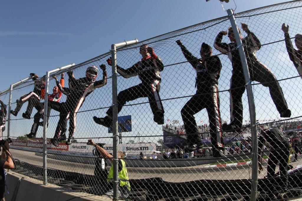 IndyCar, Helio Castroneves logra emotiva victoria en el callejero de Detroit