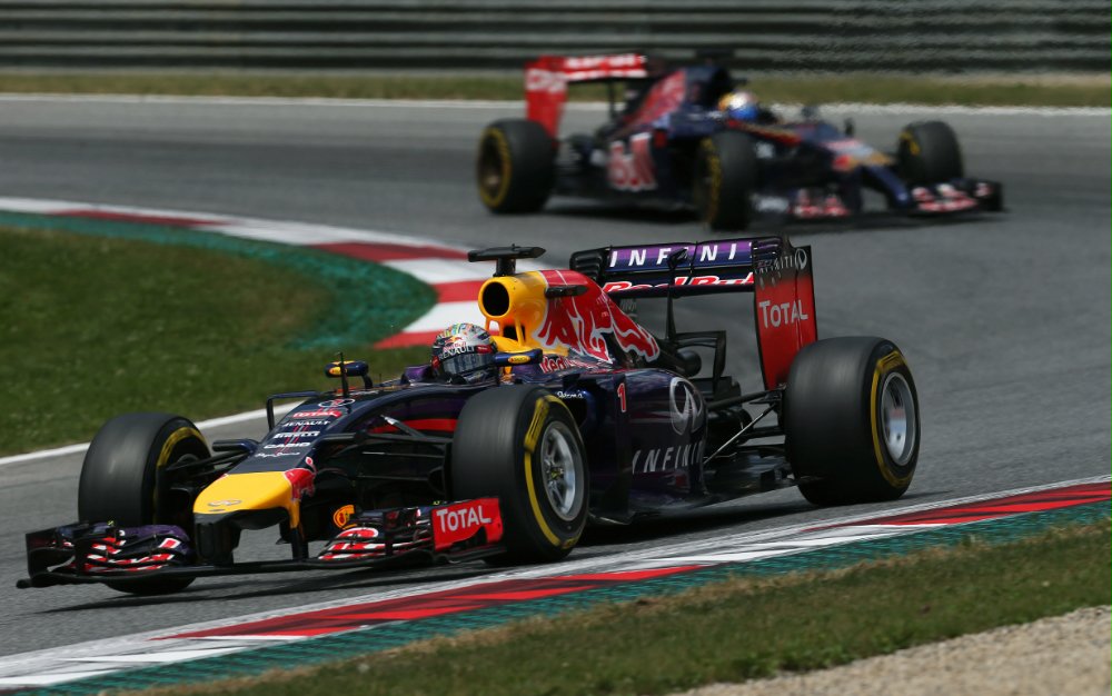 Red Bull critica el rendimiento de Renault, rumores indican que Lotus se pasará a Mercedes